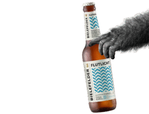 Illustration: eine Hand hält eine Bielefelder Flutlicht-Bierflasche